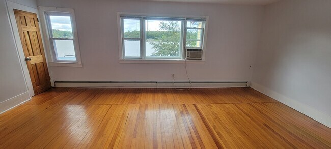 Foto del edificio - 3575 State Route 55, Unit APT B RT Side St...
