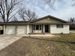 Building Photo - 2500 Rolling Hills Dr