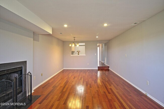 Building Photo - 605 Jesse Way