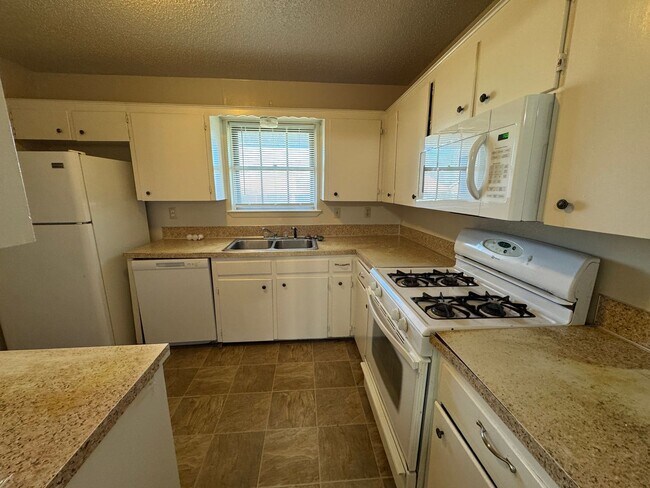 Foto del edificio - 1104 Cummings Ave