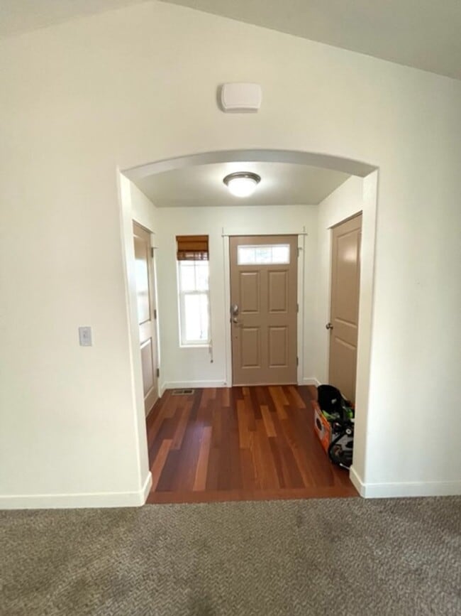 Building Photo - Single level home in NE Bend, close to sho...