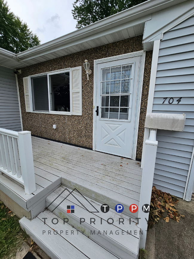 Building Photo - **MOVE IN SPECIAL** 2 Bedroom | 1 Bathroom...