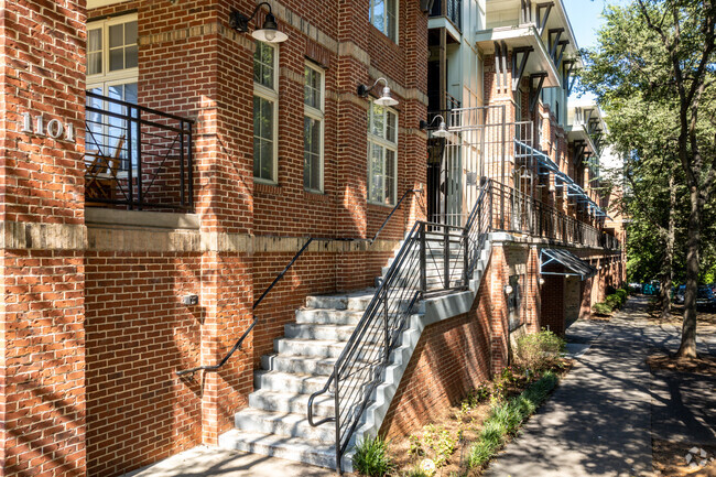Foto del edificio - First Row Condominiums