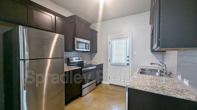 Building Photo - 208 Juniper Dr