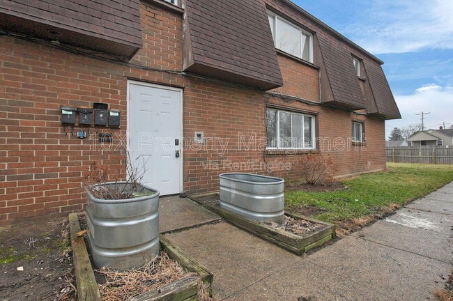 Building Photo - 2872 Howey Rd