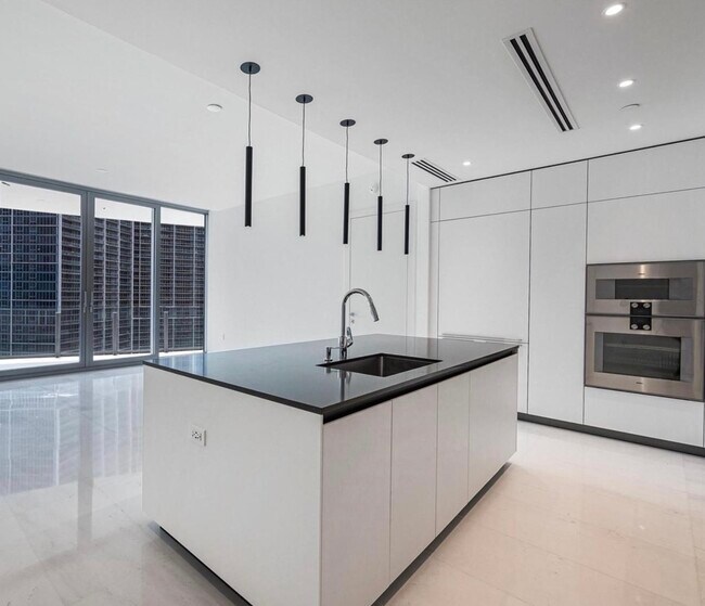 Building Photo - 300 Biscayne Boulevard Way
