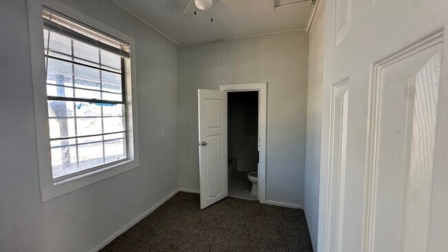 Foto del edificio - 904 Herbert Ave