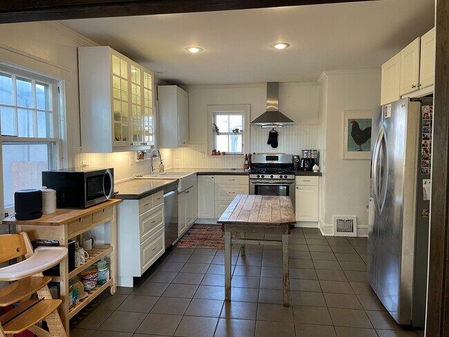 Spacious kitchen fully equipped - 5703 Rockhill Rd