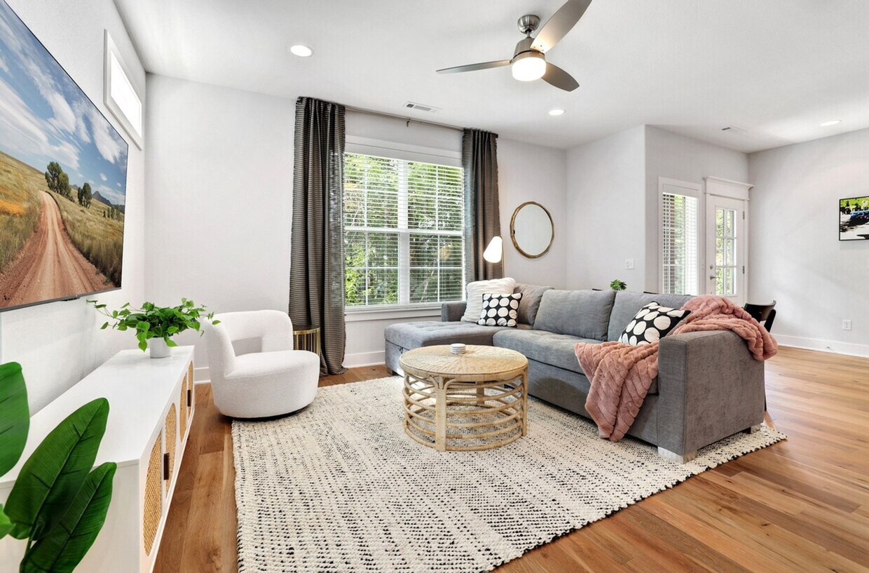 Foto principal - 2345 E Amherst Aly