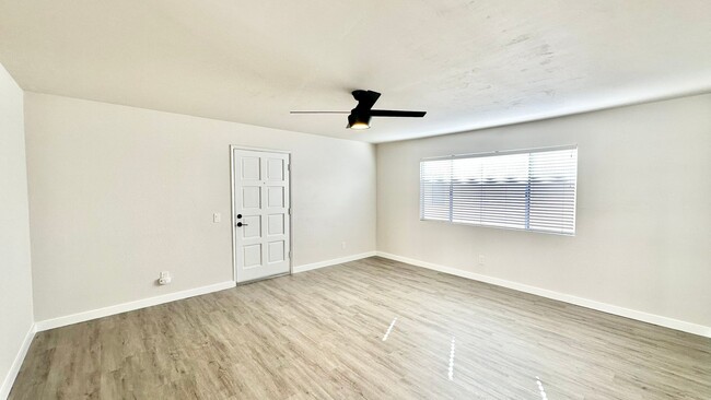 Building Photo - Darling Upstairs Unit Condo in Private HOA...