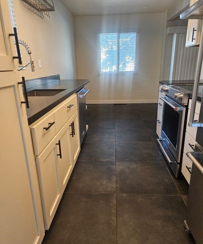 Foto del edificio - 8711 Mountain Blvd