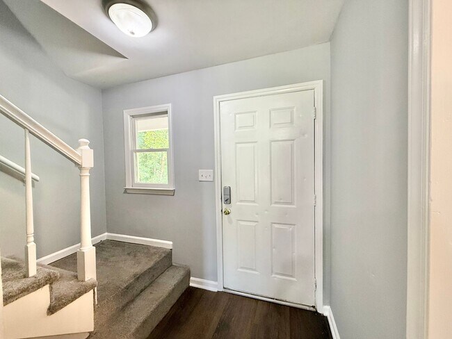 Building Photo - Recently Remodeled 3BD, 2.5BA Raleigh Town...