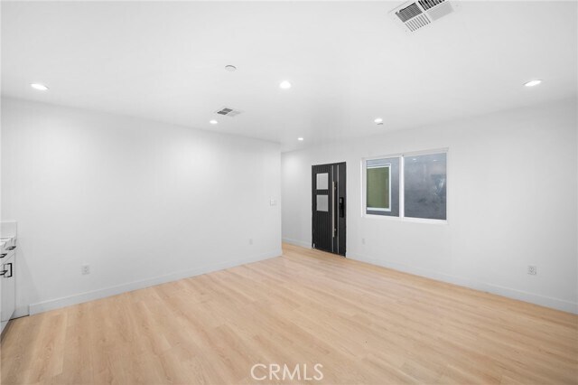 Foto del edificio - 3421 Montrose Ave