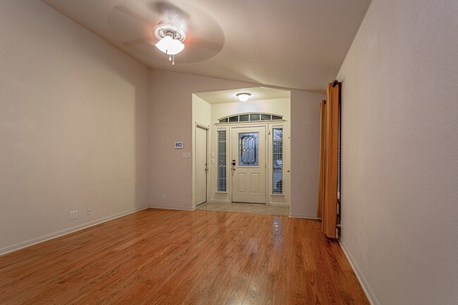 Foto del edificio - Cozy & Modern 3-Bed, 2-Bath Home in Austin...