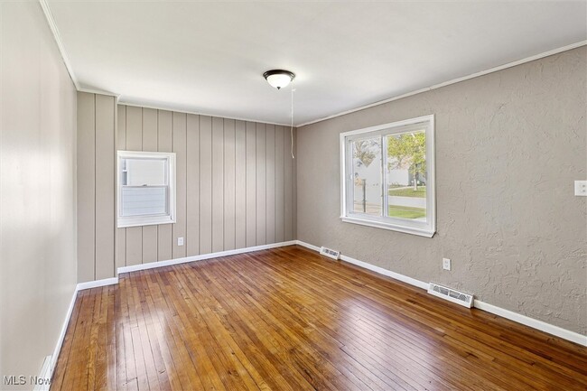 Building Photo - 715 E 258th St