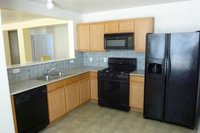 Building Photo - Very cute and clean home on corner. Designer colors, large kitchen, 3 bedrooms and a study. This ...