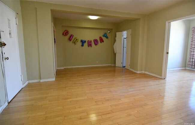 Foto del edificio - 98-25-98-64 64th Rd