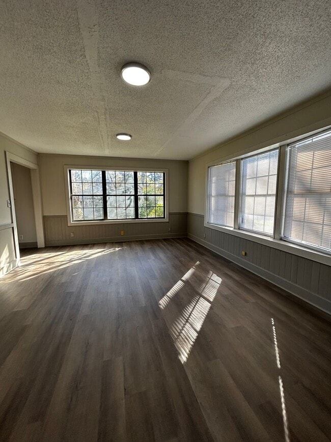 Building Photo - Spacious 4 bed, 2 bath home! Located minutes from Battlefield Pkwy and East Ridge!