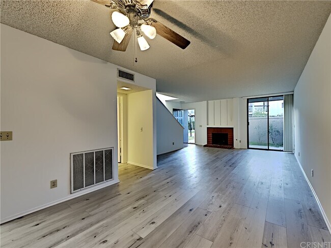 Foto del edificio - 23541 Victory Blvd
