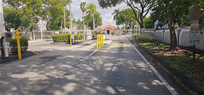 Foto del edificio - 8372 SW 23rd Ct