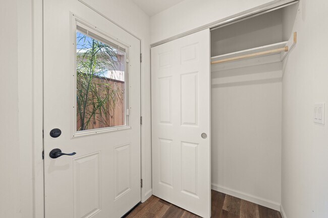 Foto del edificio - 5136 Hillcrest Dr