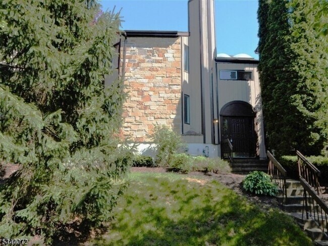 Foto del edificio - 51 Edinborough Ct