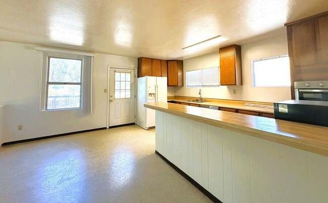 Building Photo - 402 Ormsby Ln