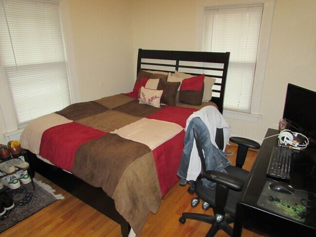 Foto del edificio - Spacious 4-Bedroom House on Drake Street w...