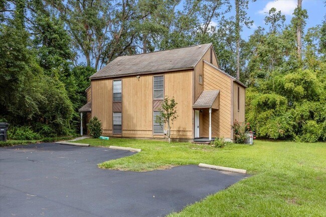 Building Photo - 1557 Live Oak Dr