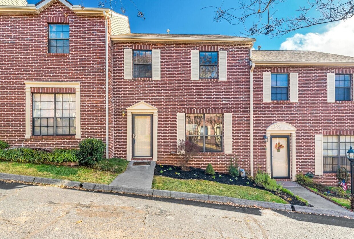 Primary Photo - 2 Bedroom/2.5 Bath Spacious Condo in West ...