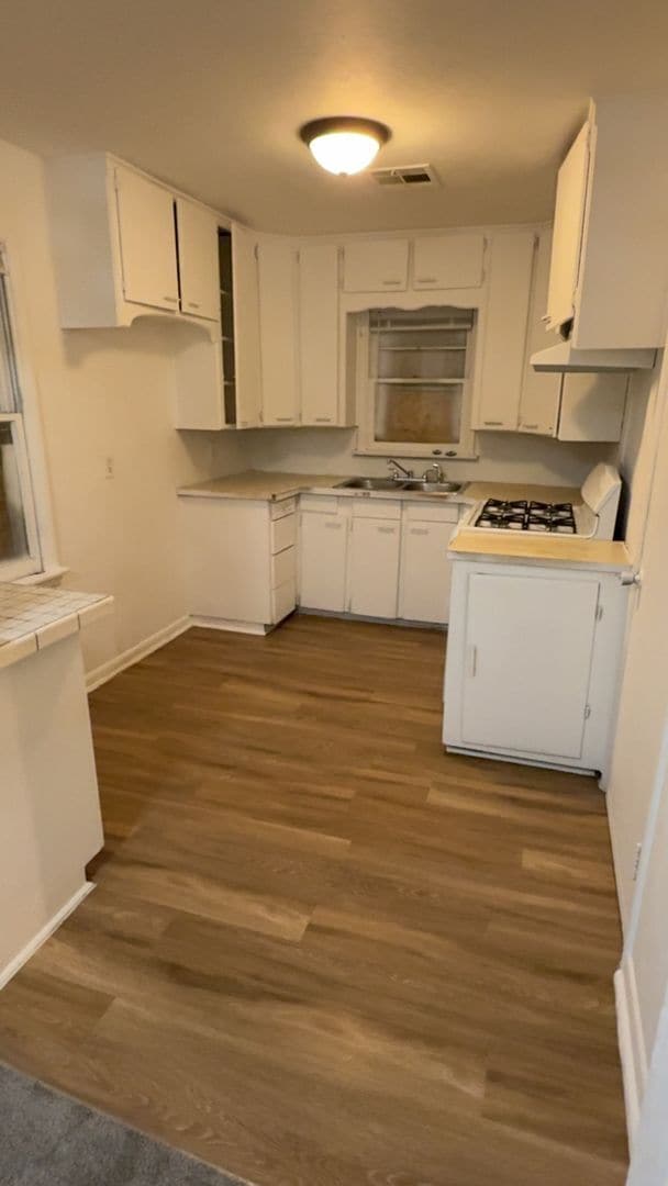 Foto del edificio - Cozy home with large backyard!