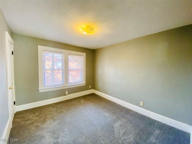 Foto del edificio - 2420 E Market St