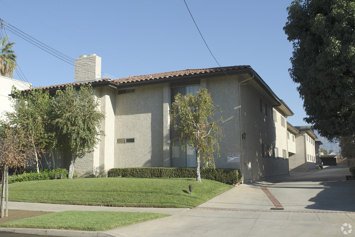 Primary Photo - 203 E Live Oak St