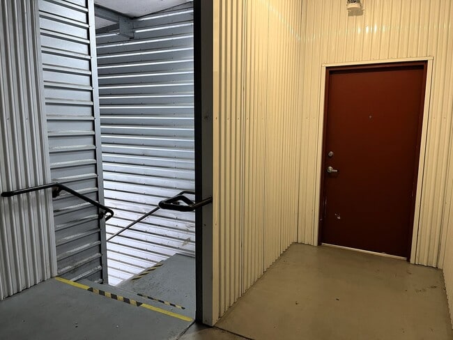Building Photo - Large Cat-Friendly 1 Bedroom Apartment In ...