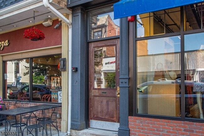 Building Photo - 44 Elm St