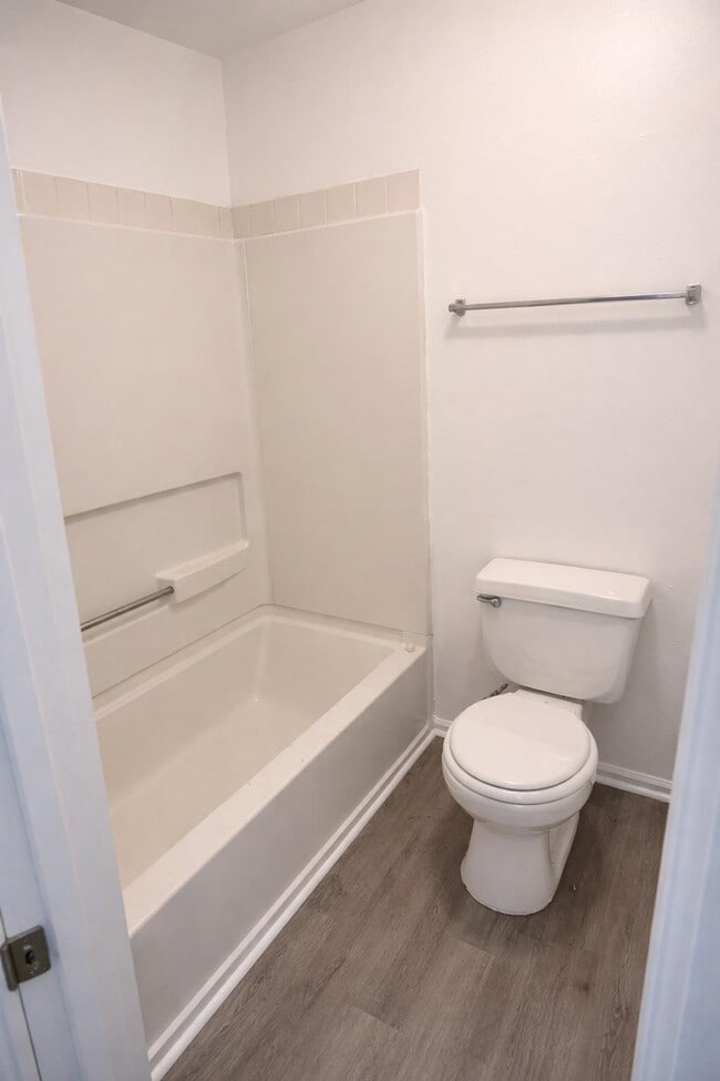 Building Photo - 2221 Timberwood Cir N