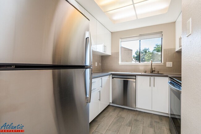 Building Photo - The Courtyard | Lovely Condo | Washer/Dryer In Unit