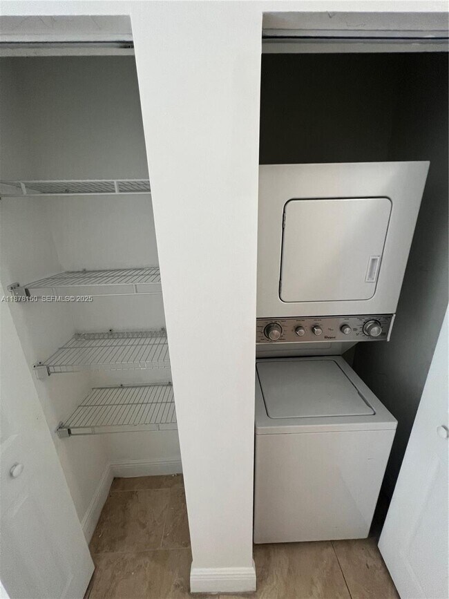 Foto del edificio - 211 W 79th Pl