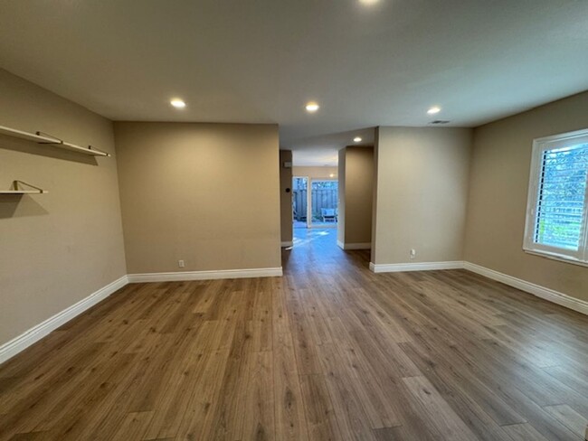 Foto del edificio - Updated 2 story 3 bedroom townhome in Main...