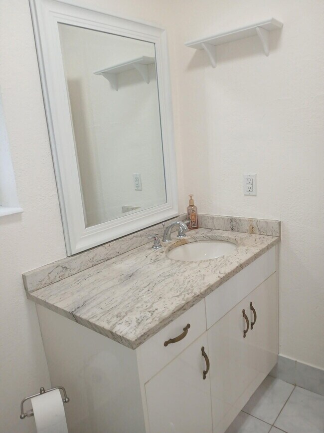 Foto del edificio - 1597 NE 53rd Ct