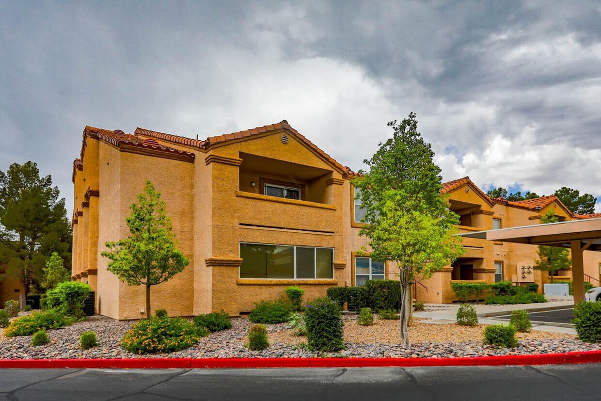 Foto principal - 2 Bed, 2 Bath 1st Floor Condo In West Las ...