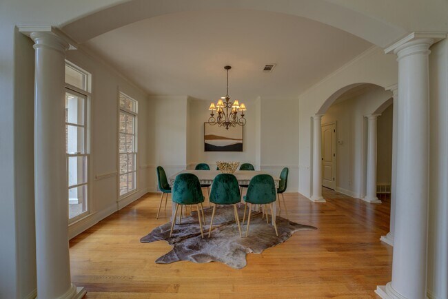 Building Photo - 2057 Battle Cove