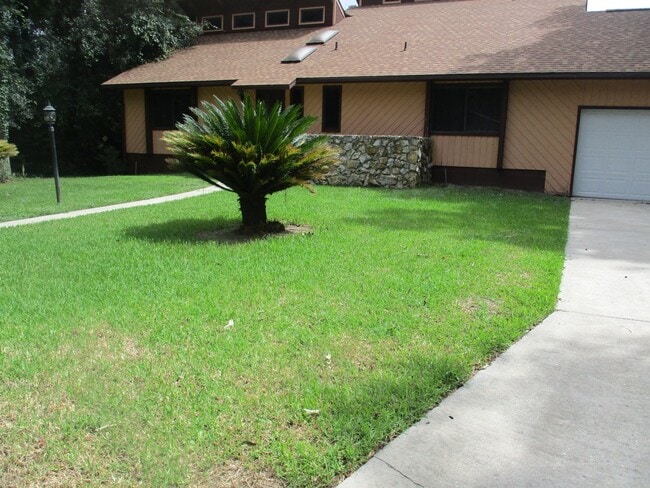 ( Oakcrest) 3/ 2 spacious home - ( Oakcrest) 3/ 2 spacious home