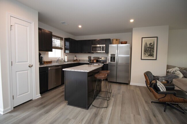 Building Photo - 3 Bedroom, 2.5 Bathroom - Available NOW!