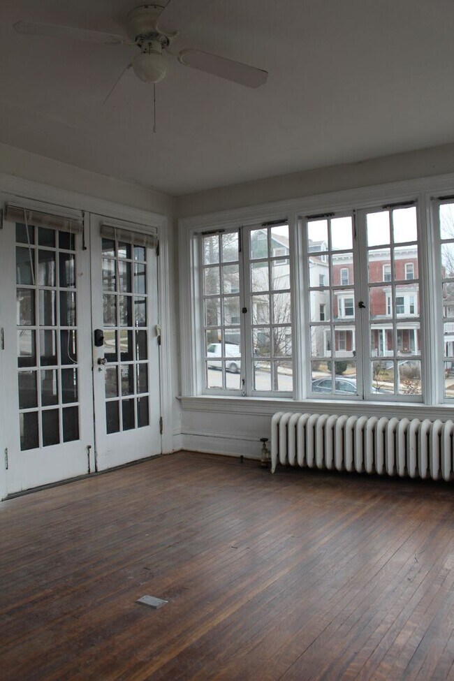 Foto del edificio - Spacious 1-Bedroom First-Floor Apartment