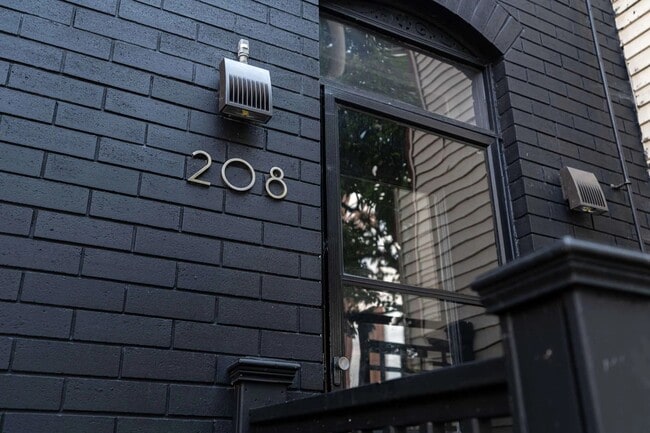 Building Photo - 208 Clarence St