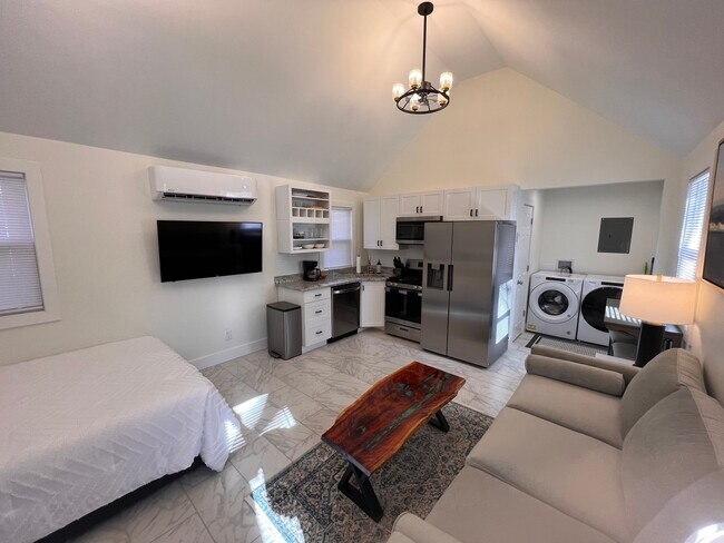 Foto del edificio - 6148 Winthrop Ave