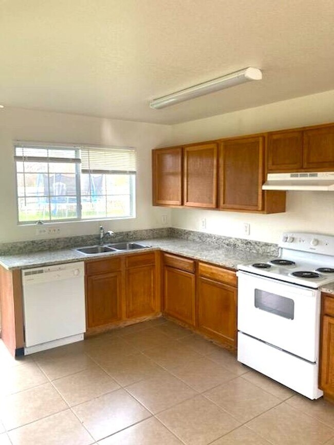 Foto del edificio - Pet friendly two story near bases