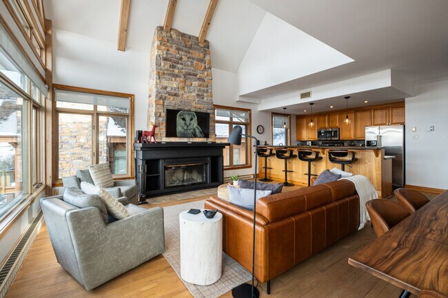 Building Photo - 168 Chem. au Pied de la Montagne