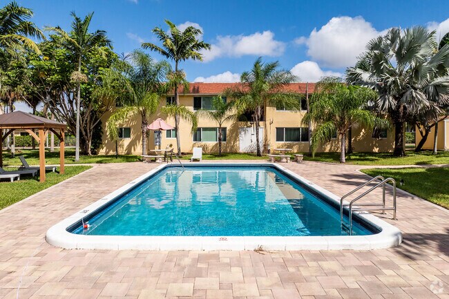 Piscina - OCEAN PARK SOUTH APARTMENTS  2861 S. SEACREST BLVD  BOYNTON BEACH, FL 33435